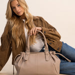 Sac cabas Elios beige tenu devant soi, femme assise