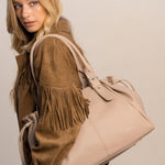Sac cabas Elios beige porté à l'épaule, vue de dos