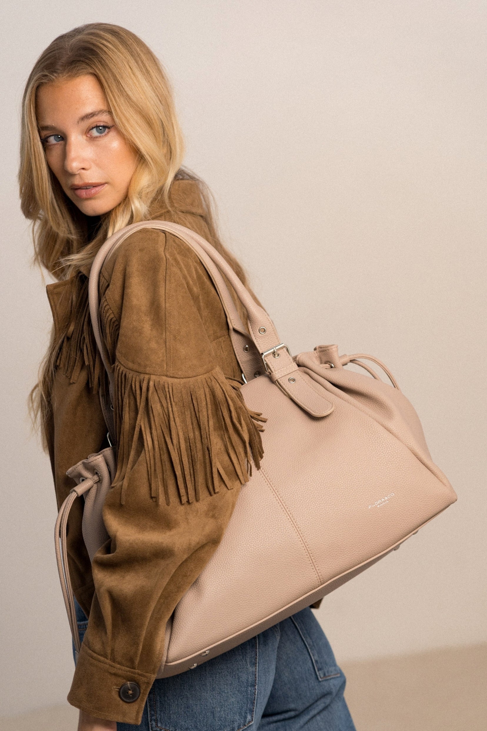 Sac cabas Elios beige porté à l'épaule, vue de dos