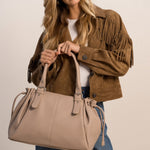 Sac cabas Elios beige tenu à la main, vue de face