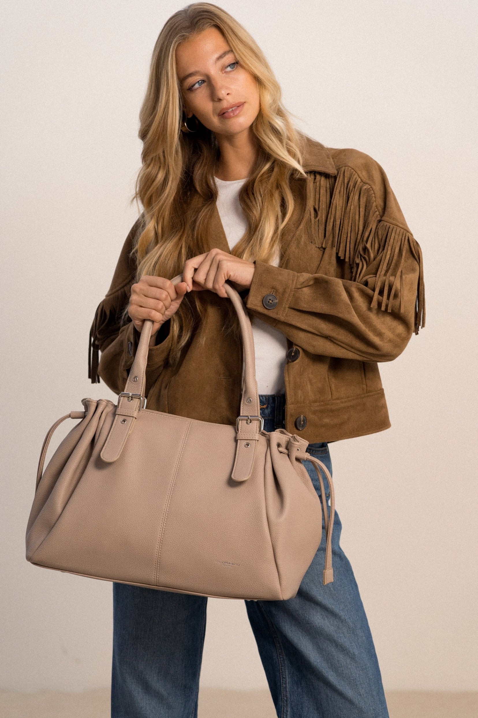 Sac cabas Elios beige tenu à la main, vue de face