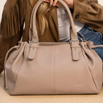 Sac cabas Elios beige tenu à deux mains, vue de face