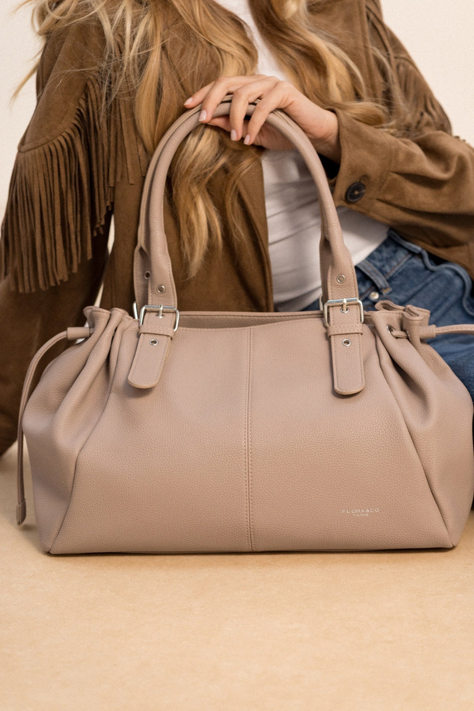 Sac cabas Elios beige tenu à deux mains, vue de face