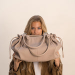 Sac cabas Elios beige tenu devant le visage