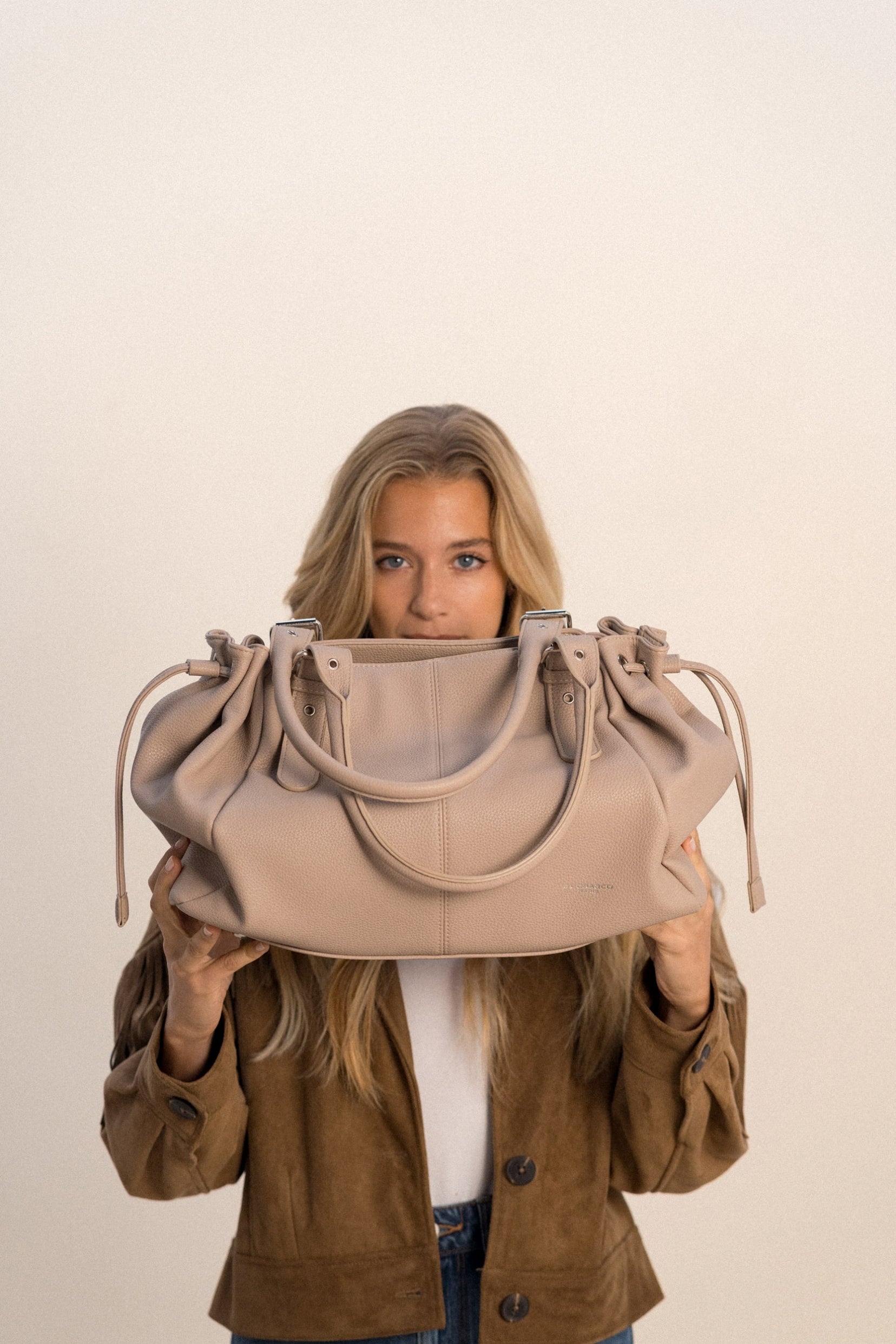 Sac cabas Elios beige tenu devant le visage