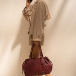 Sac cabas Elios bordeaux porté à la main, vue de profil