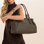 Sac cabas Elios kaki porté à la main, femme debout