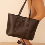 Sac cabas Elise chocolat porté à la main, vue de face
