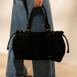 Sac cabas Garance noir porté à la main, vue de face