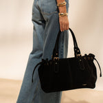 Sac cabas Garance noir porté à la main, vue de côté