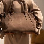 Sac cabas Garance taupe porté à l'épaule, vue de dos