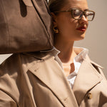 Sac cabas Garance taupe porté à l'épaule, vue de profil