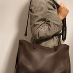 Sac cabas Mary chocolat porté à l'épaule, vue de face