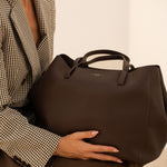 Sac cabas Mary chocolat tenu devant soi par les anses