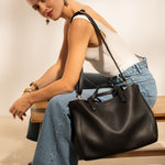 Sac cabas Mary noir posé sur les genoux, vue de profil