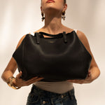 Sac cabas Mary noir tenu devant soi, vue de face
