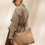 Sac cabas Mary taupe porté à l'épaule, vue de dos