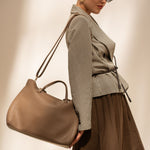 Sac cabas Mary taupe porté à l'épaule, profil rapproché
