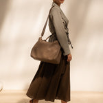 Sac cabas Mary taupe porté à l'épaule, vue de profil