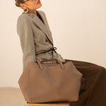 Sac cabas Mary taupe posé sur les genoux