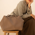 Sac cabas Mary taupe posé sur un tabouret
