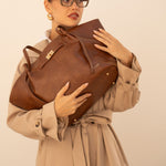 Sac cabas Solène camel tenu à deux mains devant soi