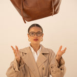 Sac cabas Solène camel tenu au-dessus de la tête