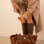 Sac cabas Solène camel posé au sol, femme penchée