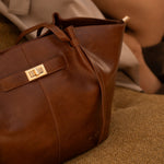 Sac cabas Solène camel posé au sol, détail du fermoir doré