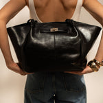 Sac cabas Solène noir tenu à deux mains dans le dos
