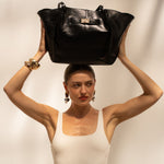 Sac cabas Solène noir tenu au-dessus de la tête