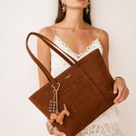 Sac cabas Solis camel porté à la main devant soi