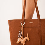 Sac cabas Solis camel porté à l'épaule, gros plan