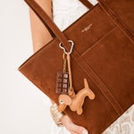 Sac cabas Solis camel porté à la main avec la breloque