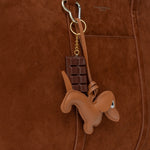 Sac cabas Solis camel détail de la breloque teckel