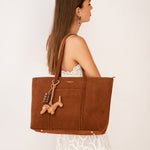 Sac cabas Solis camel porté à l'épaule, vue de profil