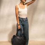 Sac cabas Elios bleu marine porté à la main, femme debout