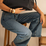 Sac cabas Elios bleu marine posé sur les genoux, femme assise