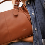 Sac cabas Elios camel porté contre soi, vue de profil