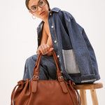 Sac cabas Elios camel posé devant une femme assise sur un tabouret