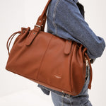 Sac cabas Elios camel porté à l'épaule, vue de profil