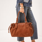Sac cabas Elios camel porté à la main, vue de face