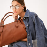 Sac cabas Elios camel posé sur les genoux, femme assise