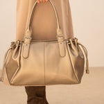 Sac cabas Elios champagne porté à la main, silhouette en pied