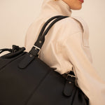 Sac cabas Elios noir porté à l'épaule, vue de dos