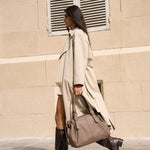 Sac cabas Elios taupe porté à la main en extérieur