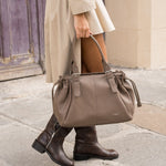 Sac cabas Elios taupe porté à la main, vue de profil en extérieur
