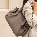 Sac cabas Elios taupe porté à l'épaule, vue de dos