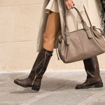 Sac cabas Elios taupe porté à la main, vue de profil