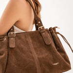 Sac cabas Garance chocolat porté à l'épaule, détail de la bride à boucle